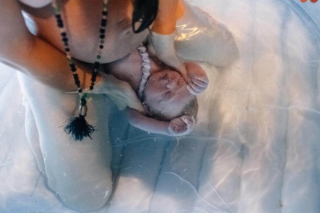 És egy gyönyörű szülésfotó a birthwithoutfear-től.